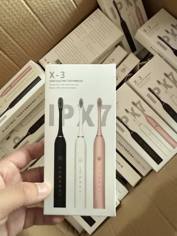 Pack Éclat du Sourire – Dents blanches et haleine fraîche en quelques jours ! Il associe une brosse à dents électrique professionnelle, qui nettoie en profondeur, à un sérum violet blanchissant HiSmile V34